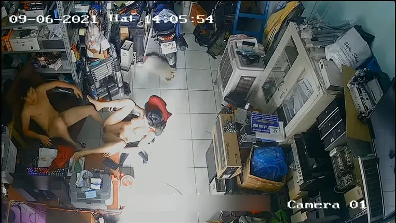 Vợ người chồng địt nhau trong của hàng máy tính